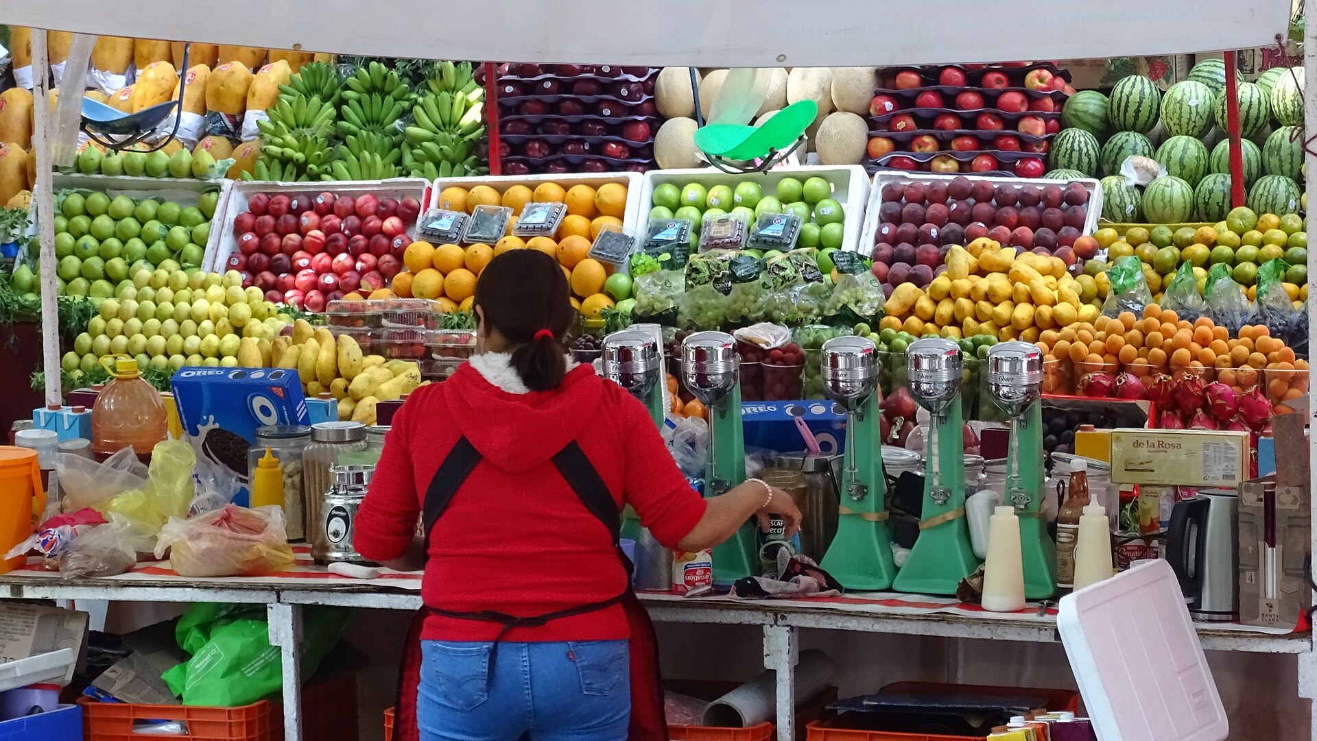 Vendedora en un puesto de fruta del tianguis de Narvarte